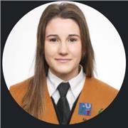 Profesora que imparte clases a niños hasta 4 de la ESO